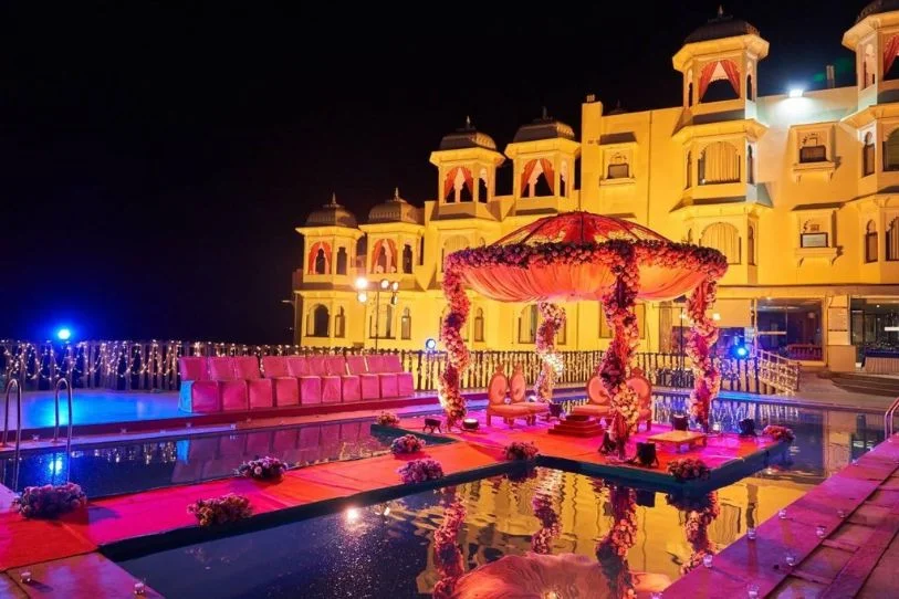 luxury poolside wedding decor