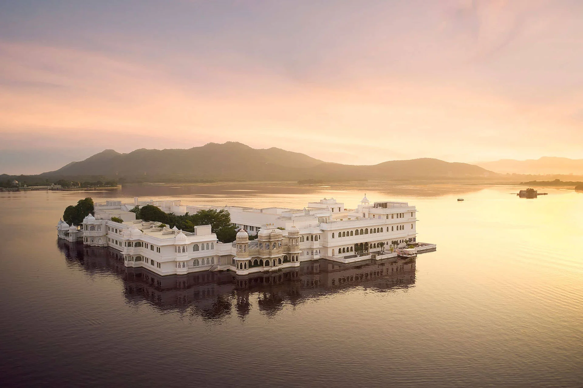 Taj lake palace udaipur weddings